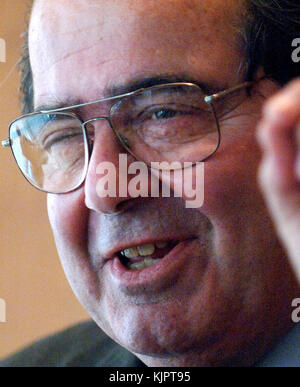 NEW YORK, NY - FEBRUAR 14: AKTENFOTO des Obersten Gerichtshofs der Vereinigten Staaten Antonin Scalia in New York City. Antonin Gregory Scalia - 11. März 1936 – 13. Februar 2016 war von 1986 bis zu seinem Tod im Jahr 2016 Associate Justice des Obersten Gerichtshofs der Vereinigten Staaten. Scalia wurde 1986 von Präsident Ronald Reagan zum Gericht ernannt und als intellektueller Anker für die originalistische und textualistische Position im konservativen Flügel des Gerichts beschrieben. Personen: U.S. Supreme Court Justice Antonin Scalia Stockfoto