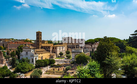 Panoramablick auf das Kolosseum (Kolosseum und Forum Romanum von Palatinhügel, Rom, Italien. Das Forum Romanum, eine der touristischen Attraktionen von Ro Stockfoto