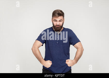 Popeye der Seemann Stil. Männlichkeit und starke bärtiger Mann posiert und ernsthaft Kamera. Studio shotm grauer Hintergrund Stockfoto