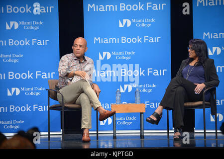 MIAMI, FL - MAI 18: Ehemaliger Präsident von Haiti Michel J. Martelly im Gespräch mit Elizabeth GuŽrin und Unterzeichnung Kopie seines neuen Buches "Michel Martelly Autobiographie" im Miami Dade College Wolfson Campus Auditorium am 18. Mai 2016 in Miami, Florida. Personen: Michel J. Martelly Stockfoto