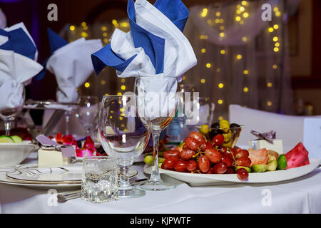 Schöne Speisen auf Tellern Tisch im Restaurant serviert. Stockfoto