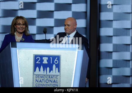 PHILADELPHIA, PA - 27. JULI: Gabby Giffords, Mark Kelly spricht am 3. Tag der Demokratischen Nationalversammlung im Wells Fargo Center, 27. Juli 2016 in Philadelphia, Pennsylvania. In Philadelphia werden schätzungsweise 50,000 Menschen erwartet, darunter Hunderte von Demonstranten und Medienvertretern. Der viertägige demokratische Nationalkonvent startete am 25. Juli. Personen: Gabby Giffords, Mark Kelly Stockfoto