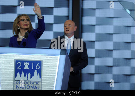 PHILADELPHIA, PA - 27. JULI: Gabby Giffords, Mark Kelly spricht am 3. Tag der Demokratischen Nationalversammlung im Wells Fargo Center, 27. Juli 2016 in Philadelphia, Pennsylvania. In Philadelphia werden schätzungsweise 50,000 Menschen erwartet, darunter Hunderte von Demonstranten und Medienvertretern. Der viertägige demokratische Nationalkonvent startete am 25. Juli. Personen: Gabby Giffords, Mark Kelly Stockfoto