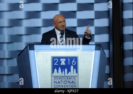 PHILADELPHIA, PA - 27. JULI: Mark Kelly spricht am 3. Tag der Demokratischen Nationalversammlung im Wells Fargo Center, 27. Juli 2016 in Philadelphia, Pennsylvania. In Philadelphia werden schätzungsweise 50,000 Menschen erwartet, darunter Hunderte von Demonstranten und Medienvertretern. Der viertägige demokratische Nationalkonvent startete am 25. Juli. Personen: Mark Kelly Stockfoto