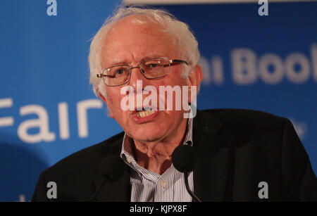 MIAMI, FL - 19. NOVEMBER: Bernie Sanders besucht die Miami Book Fair am Miami Dade College am 19. November 2016 in Miami Florida Menschen: Bernie Sanders Stockfoto