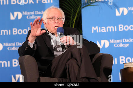 MIAMI, FL - 19. NOVEMBER: Bernie Sanders besucht die Miami Book Fair am Miami Dade College am 19. November 2016 in Miami Florida Menschen: Bernie Sanders Stockfoto