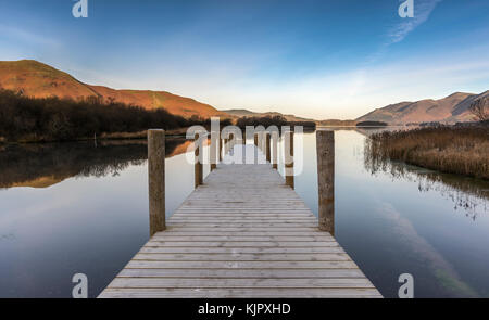 Holzsteg auf einem noch frostigen Morgen auf Derwent Water Stockfoto