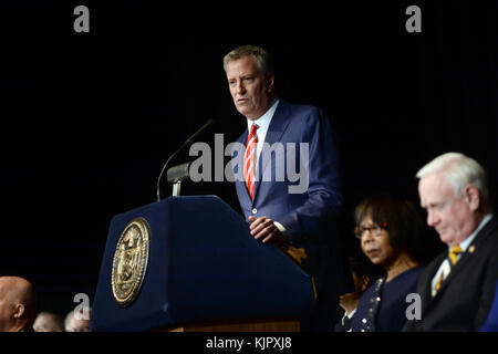 New York, NY - 28 Dezember: new york Bürgermeister Bill De Blasio und Polizeichef James s. o'Neill sprechen bei Polizei Akademie Abschluss am 28. Dezember 2016 in New York Menschen: Bill De Blasio Stockfoto