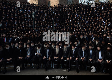 NEW YORK, NY - 27. NOVEMBER: Tausende von bärtigen chassidischen Rabbinern, die in traditioneller chassidischer Kleidung gekleidet sind, stellen sich vor ihrem weltweiten Hauptquartier für ihr „Klassenbild“ vor dem Chabad-Lubavitch Worldwide HQ, 770 Eastern Pkwy, Brooklyn am 27. November 2016 in New York City People: Chabad-Lubavitch Stockfoto