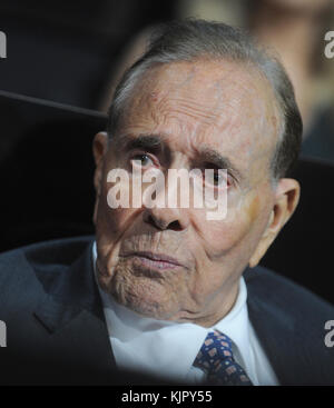 Leveland, oh - Juli 18: Weltkriegveteran und ehemaliger Sen. Bob Dole (r-ks) Wellen nach an der Quicken Loans Arena in Cleveland, Ohio zu hören einer Rede am ersten Tag der Republican National Convention am 18. Juli 2016. Schätzungsweise 50.000 Menschen in Cleveland werden erwartet, darunter Hunderte von Demonstranten und Mitglieder der Medien. Der 4-tägigen Republican National Convention startet am 18. Juli Personen: Bob Dole Stockfoto