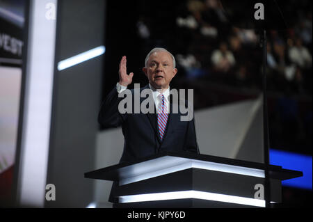 CLEVELAND, OH - 18. JULI: SENR. Jeff Sessions (R-AL) hält eine Rede am ersten Tag des Republican National Convention am 18. Juli 2016 in der Quicken Loans Arena in Cleveland, Ohio. In Cleveland werden schätzungsweise 50.000 Menschen erwartet, darunter Hunderte von Demonstranten und Medienvertreter. Der viertägige Republican National Convention beginnt am 18. Juli mit People: Jeff Sessions Stockfoto