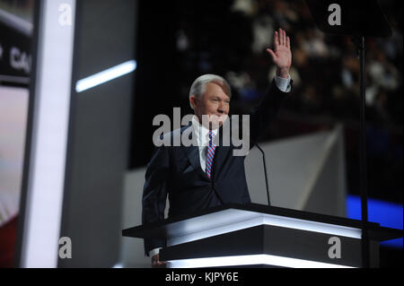 CLEVELAND, OH - 18. JULI: SENR. Jeff Sessions (R-AL) hält eine Rede am ersten Tag des Republican National Convention am 18. Juli 2016 in der Quicken Loans Arena in Cleveland, Ohio. In Cleveland werden schätzungsweise 50.000 Menschen erwartet, darunter Hunderte von Demonstranten und Medienvertreter. Der viertägige Republican National Convention beginnt am 18. Juli mit People: Jeff Sessions Stockfoto