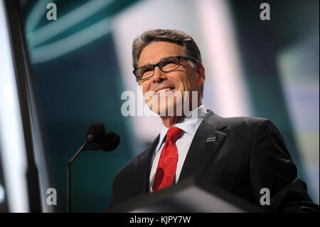 CLEVELAND, OH - 18. JULI: Der ehemalige Gouverneur von Texas Rick Perry hält eine Rede am ersten Tag des Republican National Convention am 18. Juli 2016 in der Quicken Loans Arena in Cleveland, Ohio. In Cleveland werden schätzungsweise 50.000 Menschen erwartet, darunter Hunderte von Demonstranten und Medienvertreter. Der viertägige Republican National Convention beginnt am 18. Juli mit Rick Perry Stockfoto