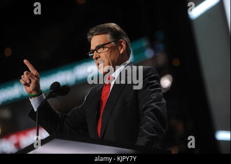 CLEVELAND, OH - 18. JULI: Der ehemalige Gouverneur von Texas Rick Perry hält eine Rede am ersten Tag des Republican National Convention am 18. Juli 2016 in der Quicken Loans Arena in Cleveland, Ohio. In Cleveland werden schätzungsweise 50.000 Menschen erwartet, darunter Hunderte von Demonstranten und Medienvertreter. Der viertägige Republican National Convention beginnt am 18. Juli mit Rick Perry Stockfoto