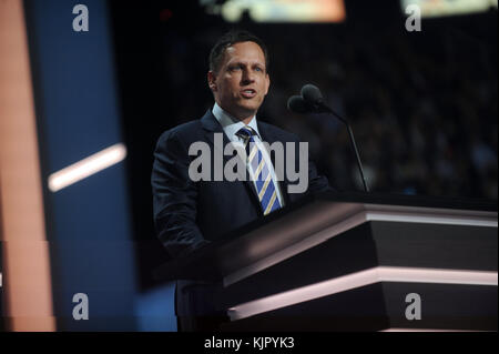 Cleveland, OH - Juli 21: Der republikanische Präsidentschaftskandidat Donald Trump und republikanische Präsidentschaftskandidaten Mike Pence stehen mit ihren Familien am Ende der Republican National Convention am 21. Juli 2016 in der Quicken Loans Arena in Cleveland, Ohio. republikanischen Präsidentschaftskandidaten Donald Trump die Anzahl der Stimmen, die für die Nominierung der Partei. Schätzungsweise 50.000 Menschen in Cleveland werden erwartet, darunter Hunderte von Demonstranten und Mitglieder der Medien zu sichern. Die 4-tägige Republican National Convention aus. Am 18. Juli Leute gekickt: guest Stockfoto