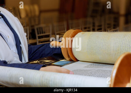 Bar Mitzva Feiern, feierliche Lesung aus dem jüdischen religiösen jüdischen Tora Stockfoto