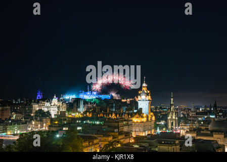 EDINBURGH, Schottland - 15. August 2017 - Die malerische Sommer Feuerwerk in Edinburgh während der Royal Military Tattoo und Fringe Festival. Stockfoto