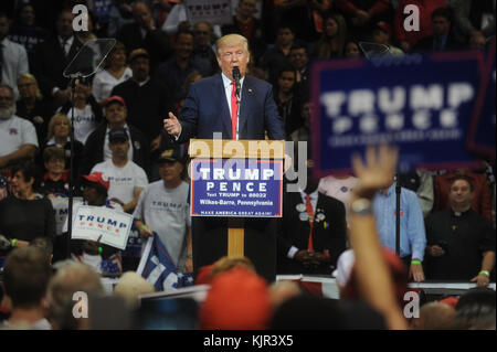 WILKES-BARRE, PA - 10. OKTOBER: Der republikanische Präsidentschaftskandidat Donald Trump hält am 10. Oktober 2016 eine Wahlkampfkundgebung in Wilkes-Barre, Pennsylvania ab. Trump setzt seine Kampagne fort, nachdem er gestern Abend an der Washington University in St. Louis eine Debatte im Rathaus-Stil gegen Hillary Clinton geführt hatte. Leute: Donald Trump Stockfoto