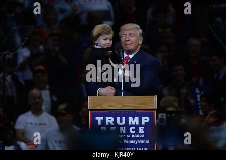 WILKES-BARRE, PA - 10. OKTOBER: Der republikanische Präsidentschaftskandidat Donald Trump hält am 10. Oktober 2016 eine Wahlkampfkundgebung in Wilkes-Barre, Pennsylvania ab. Trump setzt seine Kampagne fort, nachdem er gestern Abend an der Washington University in St. Louis eine Debatte im Rathaus-Stil gegen Hillary Clinton geführt hatte. Leute: Donald Trump Stockfoto