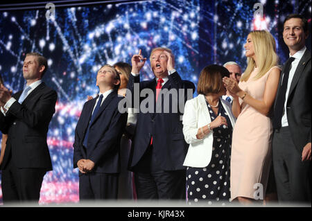 CLEVELAND, OH - 21. JULI: Der republikanische Präsidentschaftskandidat Donald Trump (Mitte L) und der republikanische Vizepräsident Mike Pence (Mitte R) stehen mit ihren Familien am Ende des Republican National Convention am 21. Juli 2016 in der Quicken Loans Arena in Cleveland, Ohio. Der republikanische Präsidentschaftskandidat Donald Trump erhielt die für die Nominierung der Partei erforderliche Stimmenzahl. In Cleveland werden schätzungsweise 50.000 Menschen erwartet, darunter Hunderte von Demonstranten und Medienvertreter. Der viertägige Republican National Convention begann am 18. Juli mit People: Donald Stockfoto