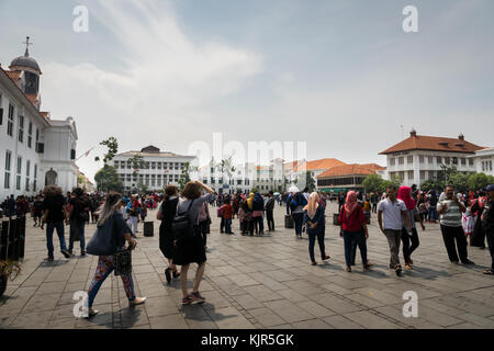 Indonesien - Oktober 2017: menschenmenge bei Jakarta Old Town Square, ein beliebtes Touristenziel, in Jakarta. Stockfoto