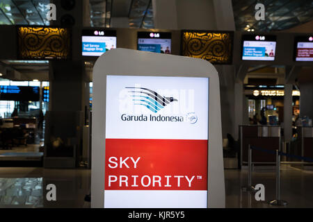 Jakarta, Indonesien - November 2017: Check-in-Schalter der Fluggesellschaft Garuda Indonesia am internationalen Flughafen Jakarta (Soekarno-Hatta). Stockfoto