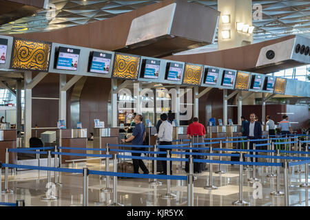 Jakarta, Indonesien - November 2017: Check-in-Schalter der Fluggesellschaft Garuda Indonesia am internationalen Flughafen Jakarta (Soekarno-Hatta). Stockfoto