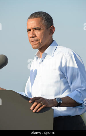 Hollywood, FL - November 04: US-Präsident Barack Obama Schiele von der Florida Sonne, als er während einer Wahlkampfveranstaltung spricht am mcarthur High School in Hollywood, Florida, Obama und Challenger Mitt Romney, kreuz und quer durch Amerika am Sonntag, ansprechend für Stimmen in einer zweitägigen Endrunde Schlag für die US-Wahl gewinnen, dass beide Seiten Anspruch ist innerhalb Ihrer Reichweite. Am 11. Oktober 2012 in Hollywood, Florida. Personen: Präsident Barack Obama Stockfoto