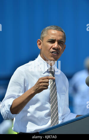 MIAMI, FL - MÄRZ 29: Präsident Barack Obama nähert sich dem Podium während einer Veranstaltung in PortMiami in Miami, Florida. Der Präsident sprach über Straßen- und Brückenbau während der Veranstaltung im Hafen von Miami, wo er auch tourte ein neues Tunnelprojekt am 29. März 2013 in Miami, Florida. Personen: Präsident Barack Obama Stockfoto