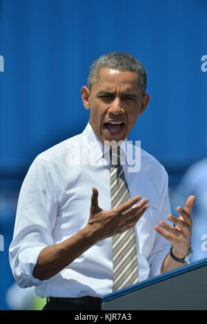 MIAMI, FL - MÄRZ 29: Präsident Barack Obama nähert sich dem Podium während einer Veranstaltung in PortMiami in Miami, Florida. Der Präsident sprach über Straßen- und Brückenbau während der Veranstaltung im Hafen von Miami, wo er auch tourte ein neues Tunnelprojekt am 29. März 2013 in Miami, Florida. Personen: Präsident Barack Obama Stockfoto