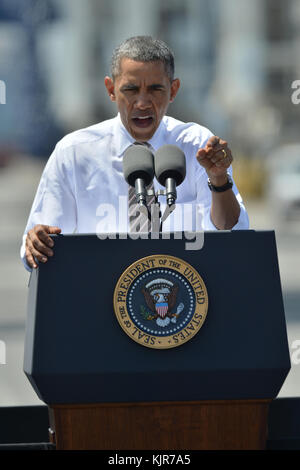 MIAMI, FL - MÄRZ 29: Präsident Barack Obama nähert sich dem Podium während einer Veranstaltung in PortMiami in Miami, Florida. Der Präsident sprach über Straßen- und Brückenbau während der Veranstaltung im Hafen von Miami, wo er auch tourte ein neues Tunnelprojekt am 29. März 2013 in Miami, Florida Menschen: Präsident Barack Obama Stockfoto