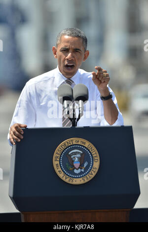 MIAMI, FL - MÄRZ 29: Präsident Barack Obama nähert sich dem Podium während einer Veranstaltung in PortMiami in Miami, Florida. Der Präsident sprach über Straßen- und Brückenbau während der Veranstaltung im Hafen von Miami, wo er auch tourte ein neues Tunnelprojekt am 29. März 2013 in Miami, Florida Menschen: Präsident Barack Obama Stockfoto