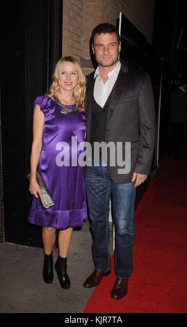 NEW YORK – 13. OKTOBER: Schauspielerin Naomi Watts und Ehemann Liev Schreiber nehmen am 13. Oktober 2008 an einer Vorführung von „Filth and Wisdom“ Teil, die von der Cinema Society und Dolce and Gabbana im IFC Center veranstaltet wurde Stockfoto