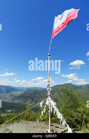 Russische Flagge auf dem Berg Kamel in der Nähe von Tschemal. Republik Altai, Sibirien. Russland Stockfoto