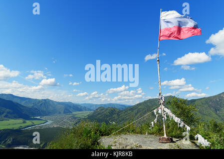 Russische Flagge auf dem Berg Kamel in der Nähe von Tschemal. Republik Altai, Sibirien. Russland Stockfoto