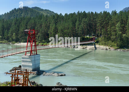 Hängebrücke über den Fluss Katun im Dorf Barangol. Republik Altai, Sibirien. Russland Stockfoto