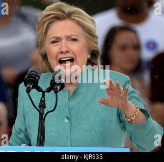 PEMBROKE PINES, FL - 05. NOVEMBER: Unterstützer im strömenden Regen auf als demokratischen Präsidentenkandidaten und ehemalige Außenministerin Hillary Clinton spricht während einer Kundgebung an C.B. Smith Park am 5. November 2016 in Pembroke Pines, Florida. Mit drei Tage bis zum Tag der Wahl zu gehen, Hillary Clinton wirbt in Florida und Pennsylvania: Hillary Clinton Stockfoto