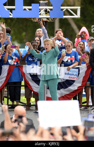 PEMBROKE PINES, FL - 05. NOVEMBER: Unterstützer im strömenden Regen auf als demokratischen Präsidentenkandidaten und ehemalige Außenministerin Hillary Clinton spricht während einer Kundgebung an C.B. Smith Park am 5. November 2016 in Pembroke Pines, Florida. Mit drei Tage bis zum Tag der Wahl zu gehen, Hillary Clinton wirbt in Florida und Pennsylvania: Hillary Clinton Stockfoto