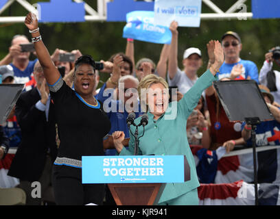 PEMBROKE PINES, FL - 05. NOVEMBER: Unterstützer im strömenden Regen auf als demokratischen Präsidentenkandidaten und ehemalige Außenministerin Hillary Clinton spricht während einer Kundgebung an C.B. Smith Park am 5. November 2016 in Pembroke Pines, Florida. Mit drei Tage bis zum Tag der Wahl zu gehen, Hillary Clinton wirbt in Florida und Pennsylvania: Hillary Clinton Stockfoto