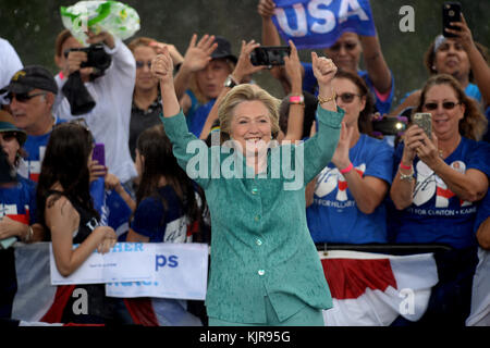 PEMBROKE PINES, FL - 05. NOVEMBER: Unterstützer im strömenden Regen auf als demokratischen Präsidentenkandidaten und ehemalige Außenministerin Hillary Clinton spricht während einer Kundgebung an C.B. Smith Park am 5. November 2016 in Pembroke Pines, Florida. Mit drei Tage bis zum Tag der Wahl zu gehen, Hillary Clinton wirbt in Florida und Pennsylvania: Hillary Clinton Stockfoto