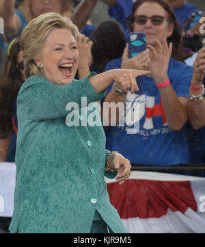 PEMBROKE PINES, FL - 05. NOVEMBER: Unterstützer im strömenden Regen auf als demokratischen Präsidentenkandidaten und ehemalige Außenministerin Hillary Clinton spricht während einer Kundgebung an C.B. Smith Park am 5. November 2016 in Pembroke Pines, Florida. Mit drei Tage bis zum Tag der Wahl zu gehen, Hillary Clinton wirbt in Florida und Pennsylvania: Hillary Clinton Stockfoto