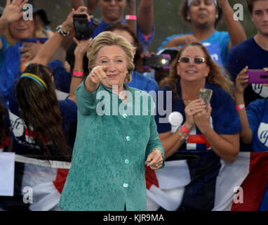 PEMBROKE PINES, FL - 05. NOVEMBER: Unterstützer im strömenden Regen auf als demokratischen Präsidentenkandidaten und ehemalige Außenministerin Hillary Clinton spricht während einer Kundgebung an C.B. Smith Park am 5. November 2016 in Pembroke Pines, Florida. Mit drei Tage bis zum Tag der Wahl zu gehen, Hillary Clinton wirbt in Florida und Pennsylvania: Hillary Clinton Stockfoto