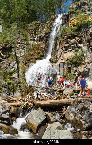 Barangol, Russland - Juli 27, 2017: Kamyshlinsky Wasserfall in der Nähe von Dorf Barangol. Die Menschen Baden im Wasserfall. Republik Altai, Sibirien. Stockfoto