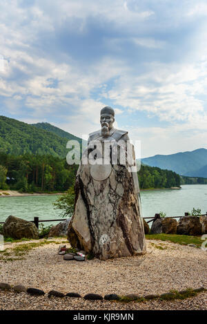 Türkis Katun, Republik Altai, Russland - Juli 27, 2017: Marmor Denkmal für Nicholas Roerich am Ufer des Flusses Katun. Es wurde in 2009 eröffnet Stockfoto