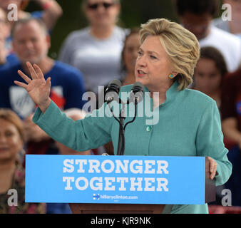 PEMBROKE PINES, FL - 05. NOVEMBER: Unterstützer im strömenden Regen auf als demokratischen Präsidentenkandidaten und ehemalige Außenministerin Hillary Clinton spricht während einer Kundgebung an C.B. Smith Park am 5. November 2016 in Pembroke Pines, Florida. Mit drei Tage bis zum Tag der Wahl zu gehen, Hillary Clinton wirbt in Florida und Pennsylvania: Hillary Clinton Stockfoto