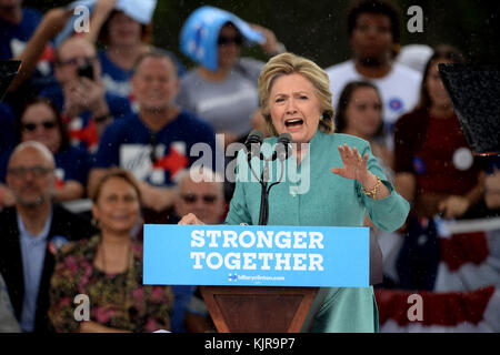 PEMBROKE PINES, FL - 05. NOVEMBER: Unterstützer im strömenden Regen auf als demokratischen Präsidentenkandidaten und ehemalige Außenministerin Hillary Clinton spricht während einer Kundgebung an C.B. Smith Park am 5. November 2016 in Pembroke Pines, Florida. Mit drei Tage bis zum Tag der Wahl zu gehen, Hillary Clinton wirbt in Florida und Pennsylvania: Hillary Clinton Stockfoto