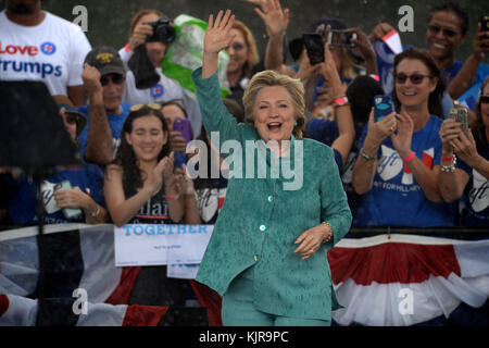 PEMBROKE PINES, FL - 05. NOVEMBER: Unterstützer im strömenden Regen auf als demokratischen Präsidentenkandidaten und ehemalige Außenministerin Hillary Clinton spricht während einer Kundgebung an C.B. Smith Park am 5. November 2016 in Pembroke Pines, Florida. Mit drei Tage bis zum Tag der Wahl zu gehen, Hillary Clinton wirbt in Florida und Pennsylvania: Hillary Clinton Stockfoto