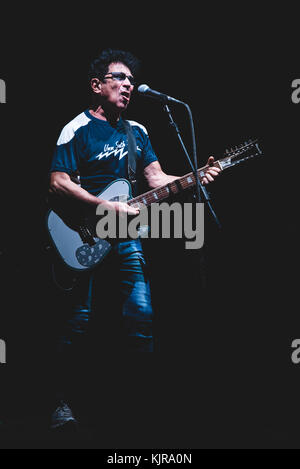 Torino, Italien. 24 Nov, 2017. Die italienischen Sänger, Songwriter und Musiker edoardo Bennato, vor einem Voll Teatro Colosseo in Turin leben. Credit: Alessandro bosio/Pacific Press/alamy leben Nachrichten Stockfoto