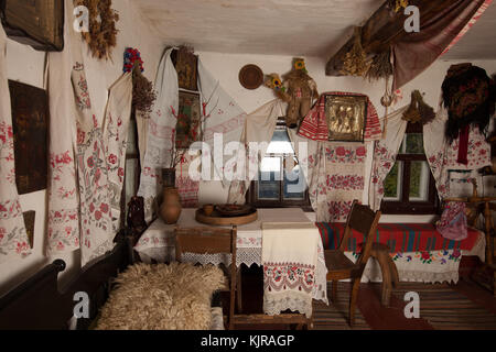 Innenraum der Ukrainischen Haus authentische Stickerei und Dekoration des Hauses Stockfoto