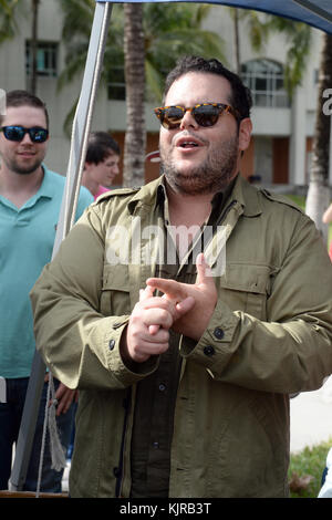 MIAMI, FL - 26. OKTOBER: Frühe Abstimmung der Florida International University mit Josh Gad. Joshua Ilan „Josh“ Gad (* 23. Februar 1981 in New York City) ist ein US-amerikanischer Schauspieler, Komiker und Sänger, der in dem Film Wedding Ringer in Frozen Olaf für die Rolle des Elder Arnold Cunningham in dem Broadway-Musical The Book of Mormon (The Book of Mormon) inszeniert. und Ryan Church und in der Fernsehserie Back to You am 26. Oktober 2016 an der Florida International University in Miami, Florida People: Josh Gad Stockfoto